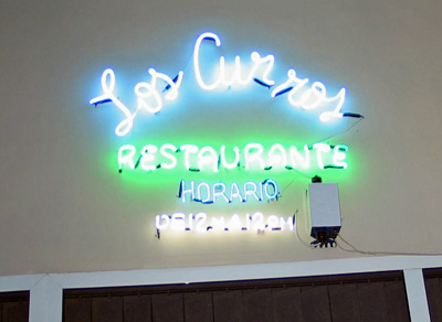 Los Curros sign