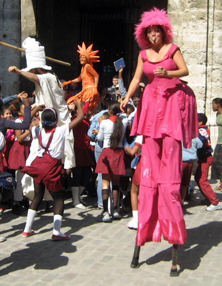 Stiltwalkers and schoolkids