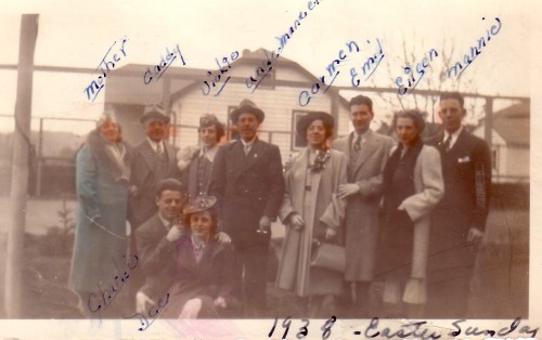 1938 - family ini front of tennis court