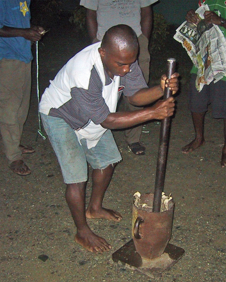 Preparing the yaqona in Navola