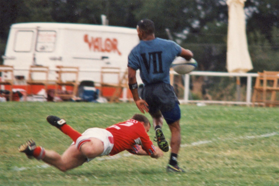 Thadd evades
            Llanelli tackle