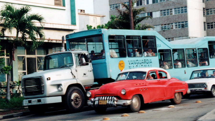 Camello
              50s Buick and 70s car